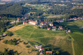 Vue aérienne de Église Sainte-Barbe à Duplek dans le département Slovénie, Slovénie