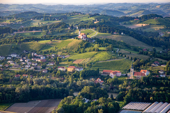 Vue aérienne de Église de Gorca - Marijina cerkev contre Malečniku à Maribor dans le département Slovénie, Slovénie