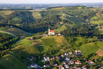 Vue oblique de Église de Gorca - Marijina cerkev contre Malečniku à Maribor dans le département Slovénie, Slovénie