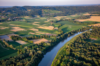 Vue aérienne de Coude de la rivière Drave à Duplek dans le département Slovénie, Slovénie