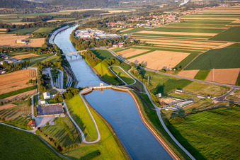 Vue aérienne de Centrale hydroélectrique HE Zlatoličje avec panneaux photovoltaïques sur la digue du canal de la Drave HE Zlatoličje à Starše dans le département Slovénie, Slovénie