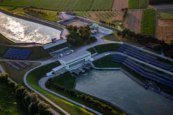 Centrale hydroélectrique HE Zlatoličje avec panneaux photovoltaïques sur la digue du canal de la Drave HE Zlatoličje à Starše dans le département Slovénie, Slovénie d'en haut