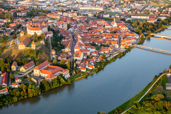 Vue aérienne de Ponts sur la rivière Drava sur les rives de la vieille ville à Ptuj dans le département Slovénie, Slovénie