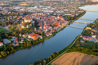 Vue aérienne de Ponts sur la rivière Drava sur les rives de la vieille ville à Ptuj dans le département Slovénie, Slovénie
