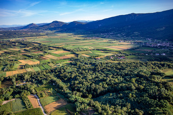 Vue aérienne de Vallée d'Oslenscek et montagnes périphériques Južni obronki Trnovscek gozda à Nova Gorica dans le département Slovénie, Slovénie