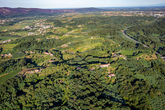 Vue aérienne de Lijak et la vallée de Vipava à l'ouest à Renče-Vogrsko dans le département Slovénie, Slovénie