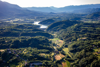 Vue aérienne de Réservoir de Vogrscek avec barrage vu de l'ouest à Nova Gorica dans le département Slovénie, Slovénie