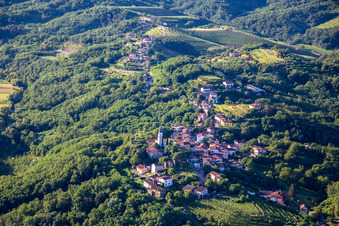 Vue aérienne de Manoir de Vogrsko à Renče-Vogrsko dans le département Slovénie, Slovénie