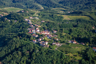 Vue aérienne de Village perché entre vignes et forêt à Nova Gorica dans le département Slovénie, Slovénie