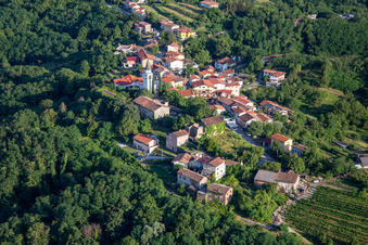 Vue aérienne de Village perché entre vignes et forêt à Nova Gorica dans le département Slovénie, Slovénie