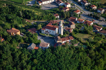 Vue aérienne de Église de Župnijska cerkev sv. Urha à Nova Gorica dans le département Slovénie, Slovénie