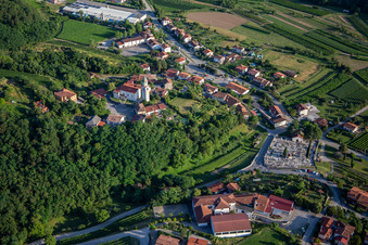 Vue aérienne de Cimetière et église Župnijska cerkev sv. Urha à Nova Gorica dans le département Slovénie, Slovénie