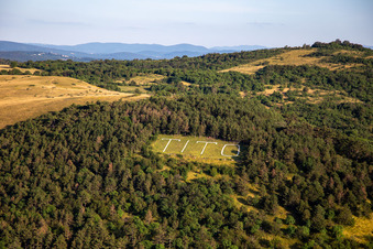 Vue aérienne de Marquage TITO dans la forêt à Nova Gorica dans le département Slovénie, Slovénie