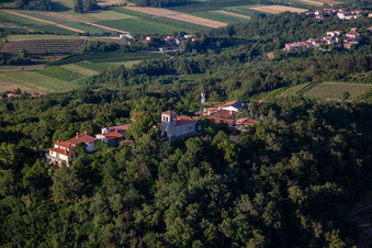 Vue aérienne de Saint-Martin à Ajdovščina dans le département Slovénie, Slovénie