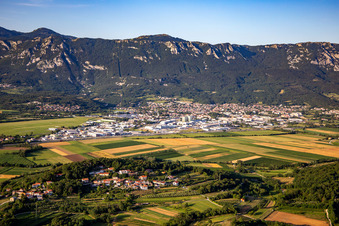 Vue aérienne de Du sud-ouest à Ajdovščina dans le département Slovénie, Slovénie
