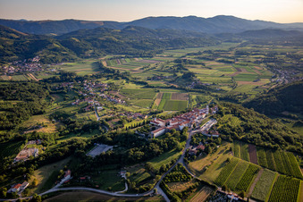 Vue aérienne de Château Sainte-Croix / Grad Vipavski Križ à Ajdovščina dans le département Slovénie, Slovénie