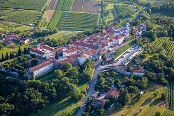 Vue aérienne de Château Sainte-Croix / Grad Vipavski Križ à Ajdovščina dans le département Slovénie, Slovénie
