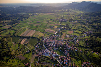 Vue aérienne de La vallée de Lijak vue de l'est au coucher du soleil à Nova Gorica dans le département Slovénie, Slovénie