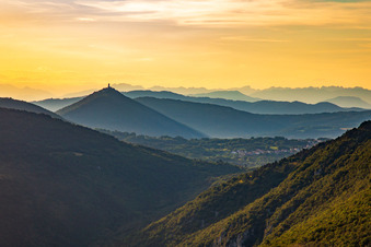 Vue aérienne de Église de Bazilika Svetogorske Matere Božje vue de l'est à Nova Gorica dans le département Slovénie, Slovénie