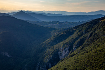 Vue aérienne de Église de Bazilika Svetogorske Matere Božje vue de l'est à Nova Gorica dans le département Slovénie, Slovénie