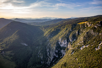 Vue aérienne de Décollage en parapente de Lijak / Vzletišče jadralnih padalcev Lijak à Nova Gorica dans le département Slovénie, Slovénie