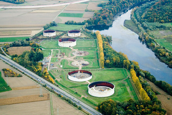 Vue aérienne de Huile minérale - Le parc de stockage de haute altitude de Wintershall en cours de démantèlement à Jockgrim dans le département Rhénanie-Palatinat, Allemagne