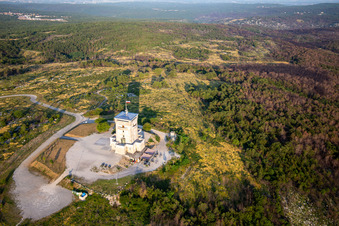 Tour de guet de Cerje sur la chaîne de collines / Drevored hvaležnosti à Miren-Kostanjevica dans le département Slovénie, Slovénie hors des airs