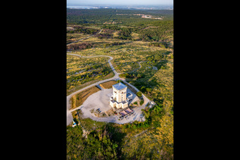 Tour de guet de Cerje sur la chaîne de collines / Drevored hvaležnosti à Miren-Kostanjevica dans le département Slovénie, Slovénie depuis l'avion