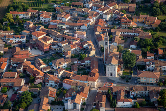 Vue aérienne de Église de la paroisse de San Lorenzo à San Lorenzo Isontino dans le département Gorizia, Italie
