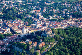 Vue aérienne de Château de Gorizia / Castello di Gorizia et Via Roma à Gorizia dans le département Gorizia, Italie