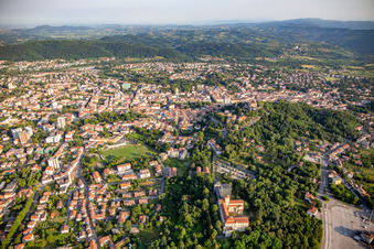 Vue aérienne de Centre-ville depuis le sud-est à Gorizia dans le département Gorizia, Italie