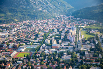 Vue aérienne de Centre-ville E depuis le sud à Nova Gorica dans le département Slovénie, Slovénie