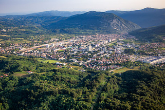 Vue aérienne de Centre-ville depuis le sud-est à Nova Gorica dans le département Slovénie, Slovénie