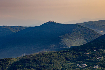 Vue aérienne de Église de Bazilika Svetogorske Matere Božje depuis le sud à Nova Gorica dans le département Slovénie, Slovénie
