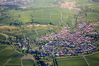 Vue aérienne de Sous le petit Kalmit à Ilbesheim bei Landau dans le département Rhénanie-Palatinat, Allemagne