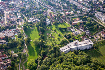 Vue aérienne de Parc thermal derrière la clinique Edith Stein à Bad Bergzabern dans le département Rhénanie-Palatinat, Allemagne