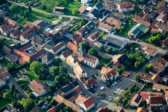 Vue aérienne de L'hôtel de ville à Oberotterbach dans le département Rhénanie-Palatinat, Allemagne