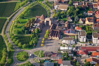 Vue aérienne de Porte allemande du vin vue du nord à Schweighofen dans le département Rhénanie-Palatinat, Allemagne