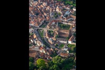 Vue aérienne de Abbatiale Saint Pierre et Paul quai Anselmann à Wissembourg dans le département Bas Rhin, France