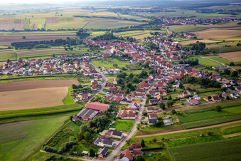 Vue aérienne de Grand Rue à Aschbach dans le département Bas Rhin, France
