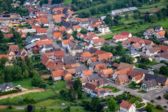 Vue aérienne de Rue Principale vue de l'est à Trimbach dans le département Bas Rhin, France