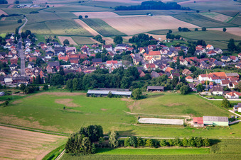 Vue aérienne de Du nord à Oberlauterbach dans le département Bas Rhin, France