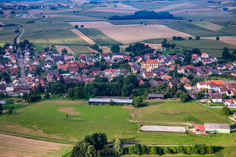 Vue aérienne de Du nord à Oberlauterbach dans le département Bas Rhin, France