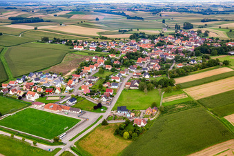 Vue aérienne de De l'est à Oberlauterbach dans le département Bas Rhin, France