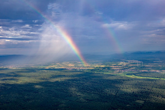 Vue aérienne de Arc-en-ciel sur le Bienwald à le quartier Schaidt in Wörth am Rhein dans le département Rhénanie-Palatinat, Allemagne