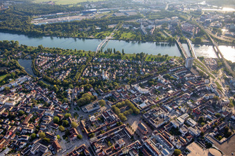 Vue aérienne de Promenade du Rhin et parc des expositions de jardins à Kehl dans le département Bade-Wurtemberg, Allemagne
