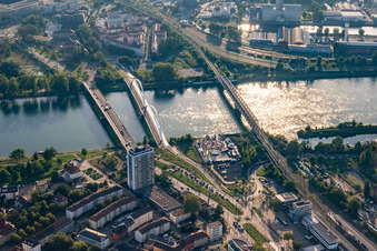 Vue aérienne de Pont de l'Europe, pont Beatus-Rhenanus et pont ferroviaire sur le Rhin vers Strasbourg à Kehl dans le département Bade-Wurtemberg, Allemagne