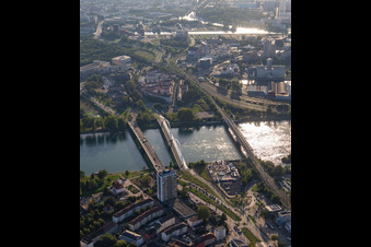 Vue aérienne de Pont de l'Europe, pont Beatus-Rhenanus et pont ferroviaire sur le Rhin vers Strasbourg à Kehl dans le département Bade-Wurtemberg, Allemagne