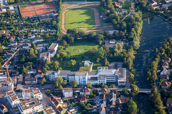 Vue aérienne de Hôpital Ortenau Offenburg-Kehl et Kehler Football Club 07 eV à Kehl dans le département Bade-Wurtemberg, Allemagne