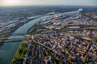 Vue aérienne de Port du Rhin et B28 depuis le sud à Kehl dans le département Bade-Wurtemberg, Allemagne